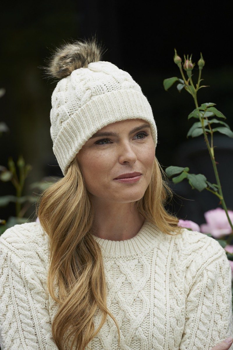 CABLE KNIT POM POM HAT X4844
